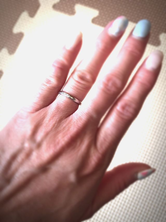 レディースは三連でストーン入り。メンズはストーンなし。