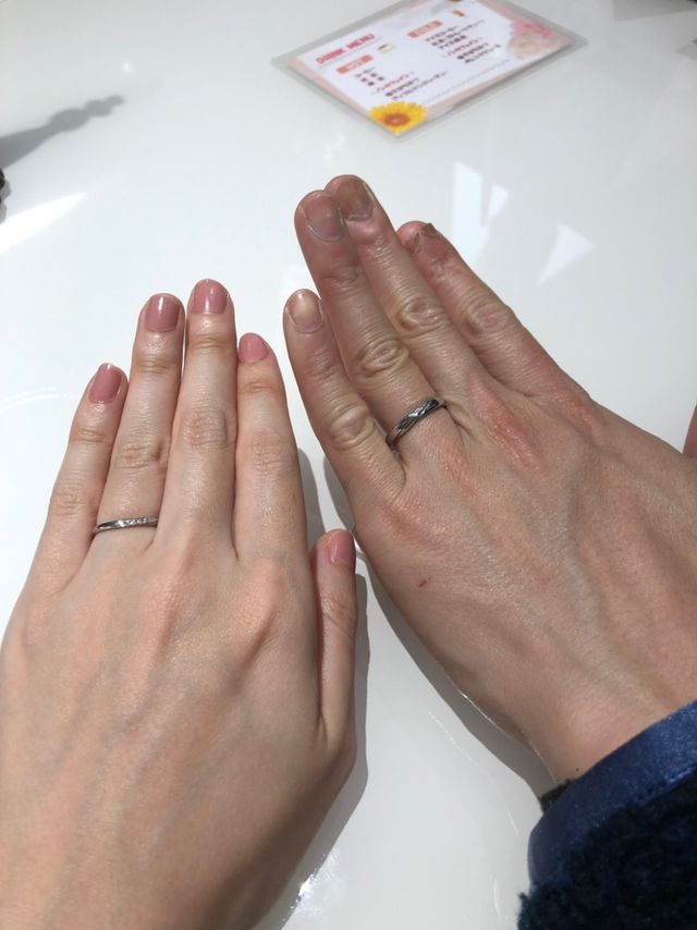 ペアのメンズの方も大きい手に似合うデザインで良かった