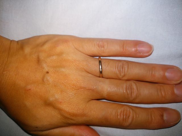 細みでシンプルなデザインが気に入っています。