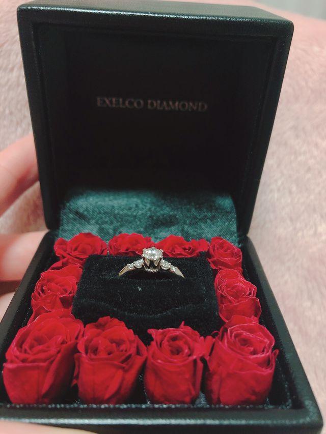 バラのプリザーブドフラワーで囲まれたボックスもとても綺麗です