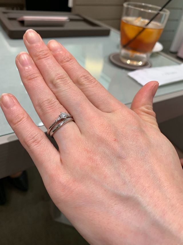 婚約指輪と重ね付け。