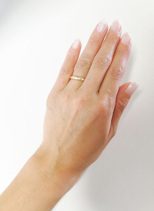 指が長く見えるよう細身でシンプルなデザインに。