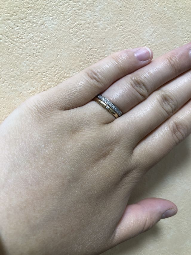 結婚指輪と合わせてみるとこんな感じです。