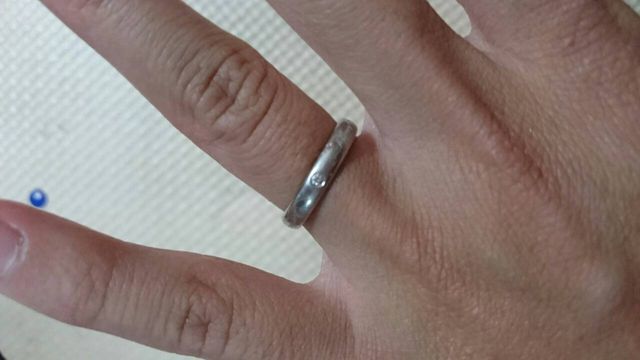 左手の薬指にはめたとき。