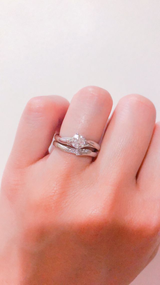 婚約指輪と結婚指輪を重ねずけ。一緒に付けても可愛い組合せに