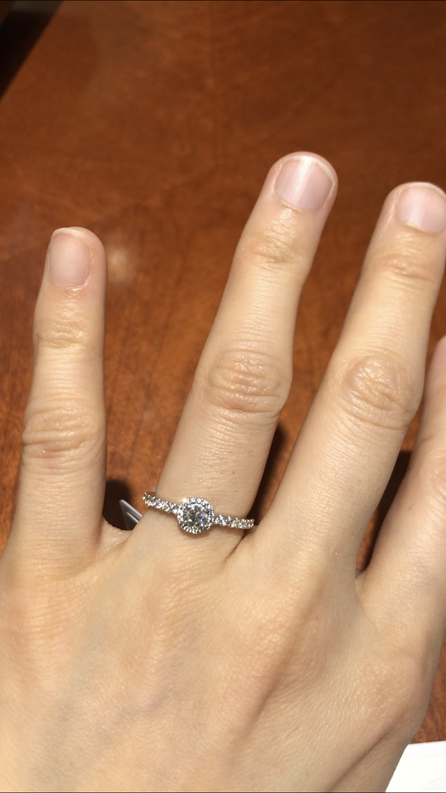 中央とその周りとリングの一部にダイヤが入っています。