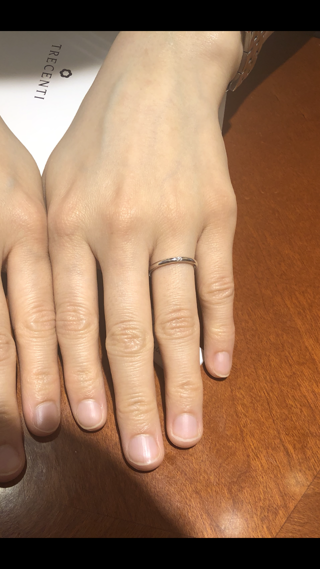 ダイヤが一粒外側についたプラチナの指輪になっています。