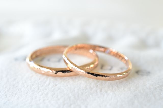 刻印とお互いの誕生石を埋め込みました。みなもパターンです。