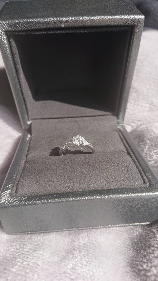 光を当てると輝きを増してとっても綺麗です！
