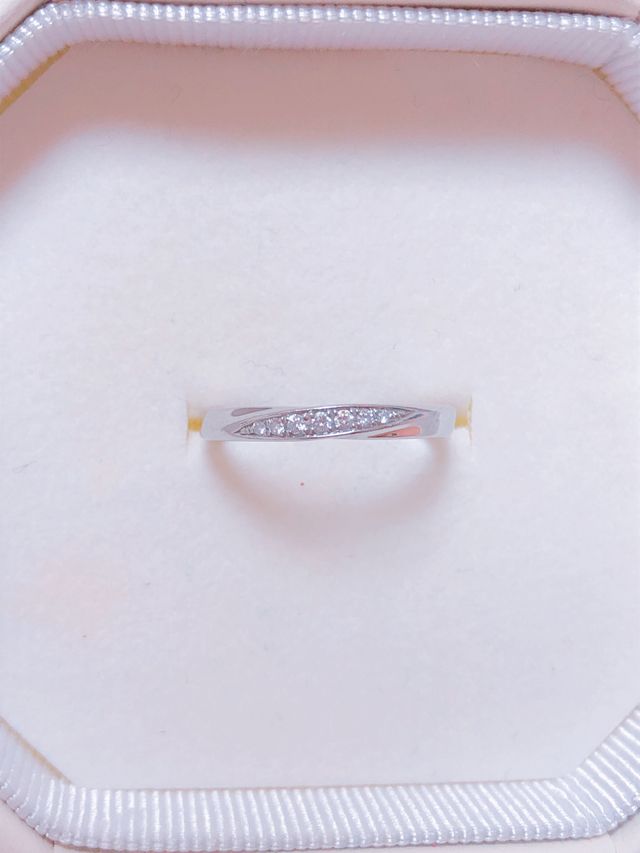 少しウェーブをした形なので指が細く見える感じがします。