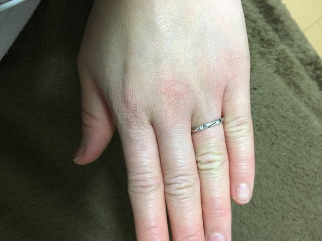 指が短く太めなので指輪はシンプルで細めのタイプを選びました。