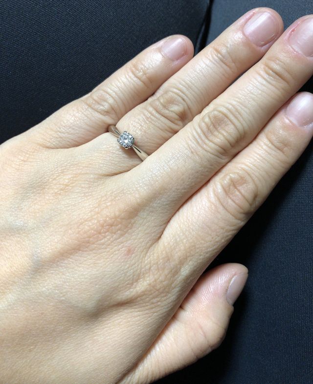 自宅の室内で。
蛍光灯の下でもキラッキラ輝いています。