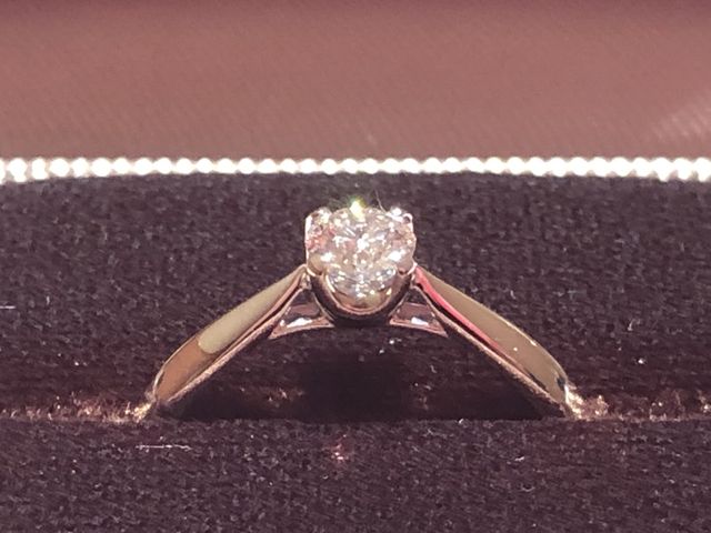 0.34ct。内側に「彼の名前 to 私の名前」の刻印を。