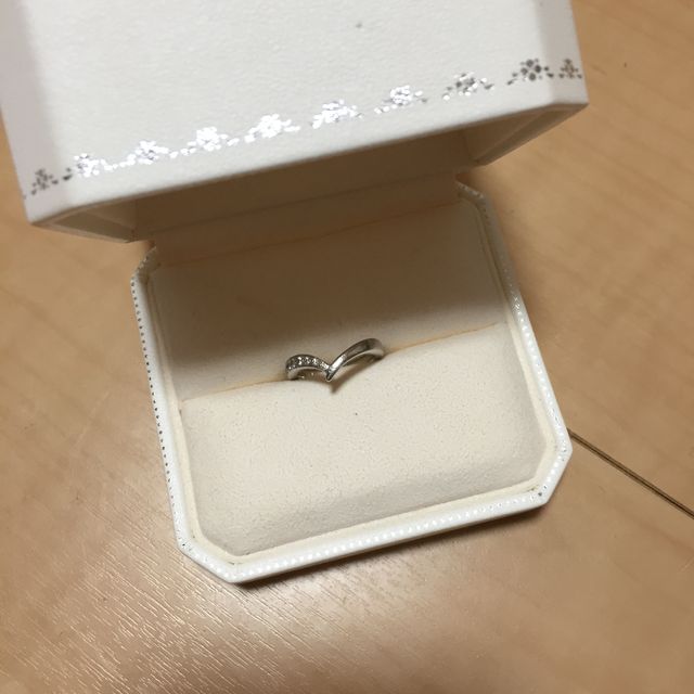 アシンメトリーの結婚指輪です