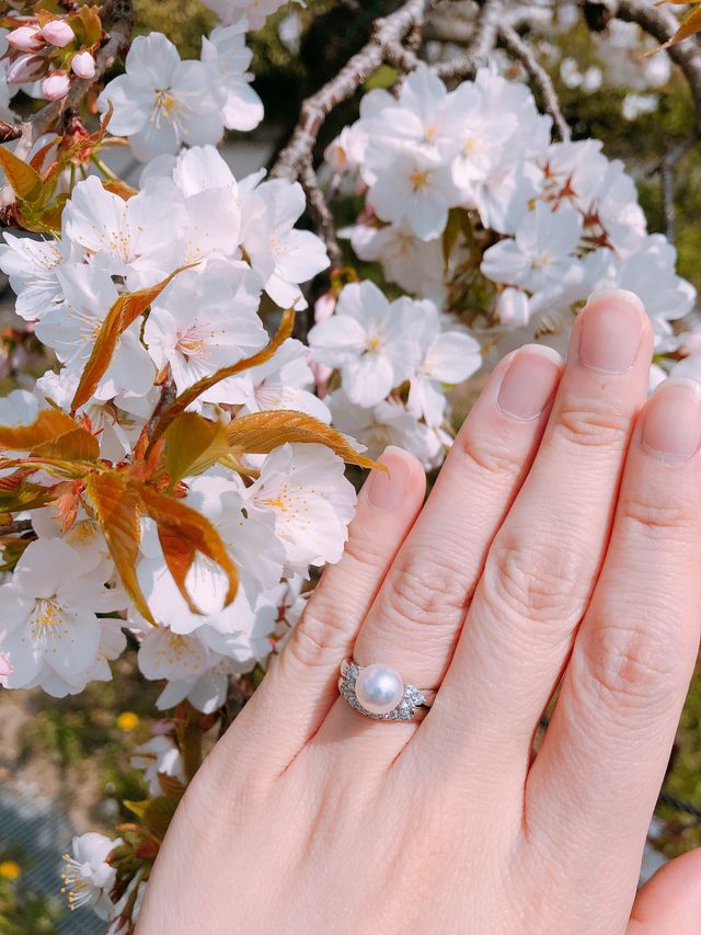 婚約指輪は、人と被らない長く使えるものが良いと思い、パールで