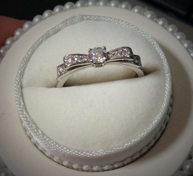 リボンモチーフのリング。普段にもつけられるようにしました。