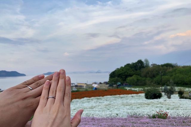 花畑と瀬戸内海をバックに