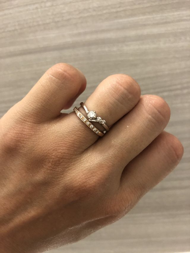 ダイヤモンドが３つ並んでいてデザインもシンプルです。