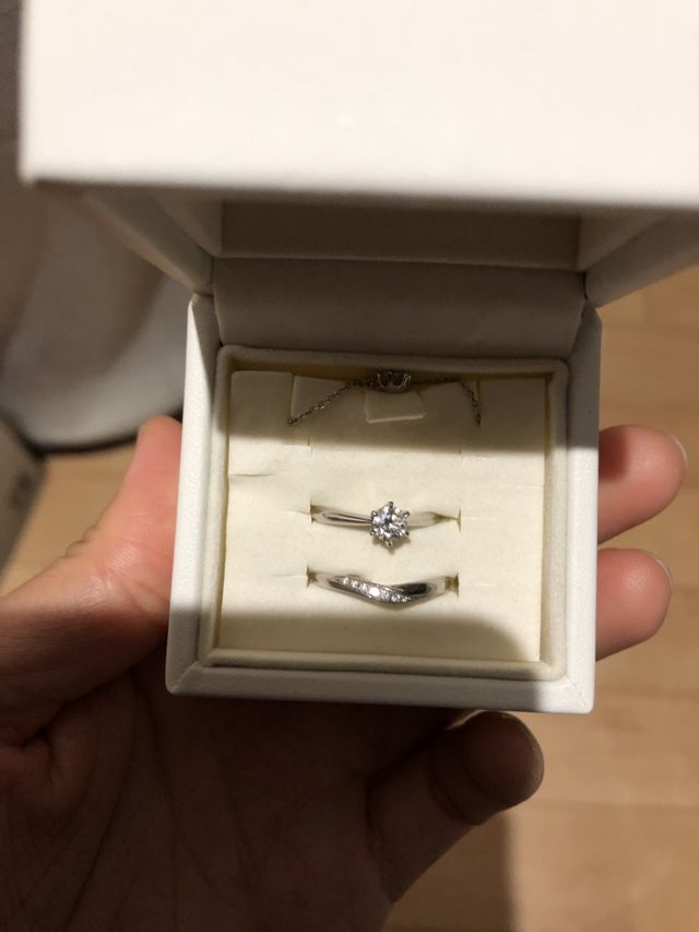 婚約指輪（上）結婚指輪（下）