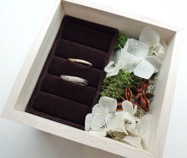 かわいいオリジナルの桐の指輪ケースに入れてくれます。