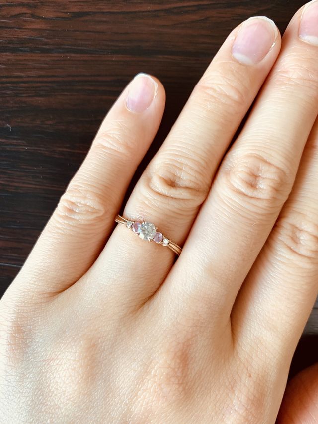 正面写真。ダイヤとピンクサファイヤ入りのもの。