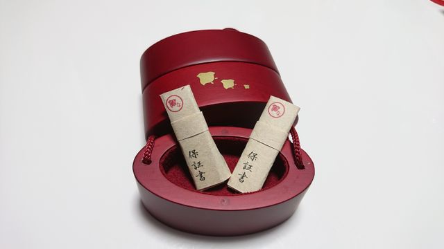 BOXの下の段には保証書を入れておけます。