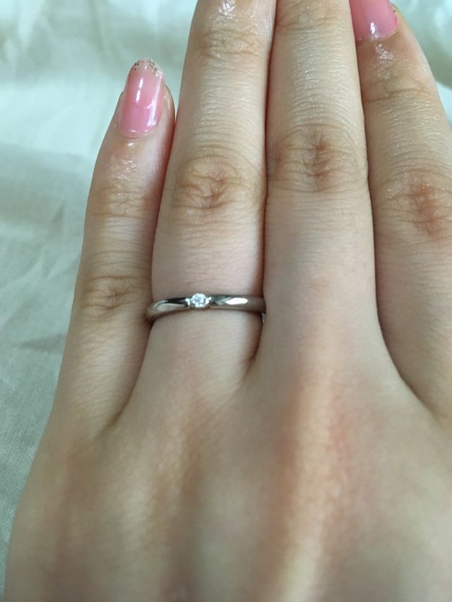 真ん中にダイヤが入ったシンプルで飽きのこない王道の結婚指輪