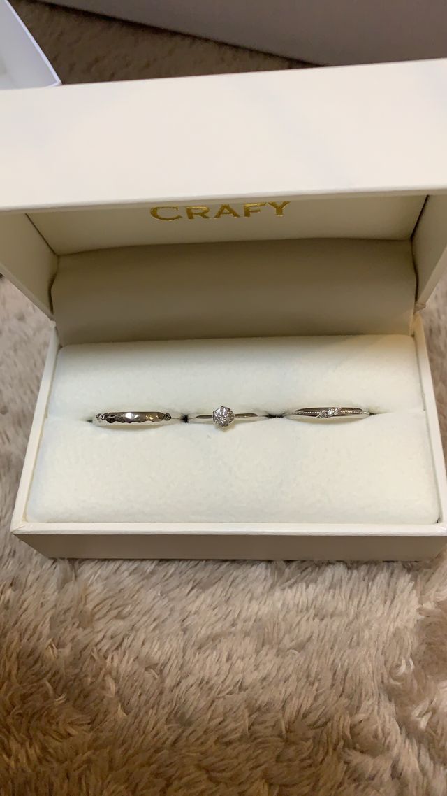 真ん中のは既製品ですが、両サイドの結婚指輪を2人で作りました