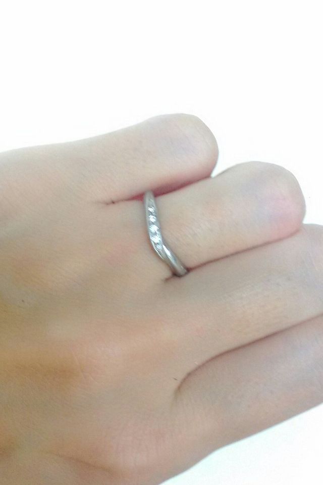 結婚指輪単体写真。カーブ具合が気に入っています。