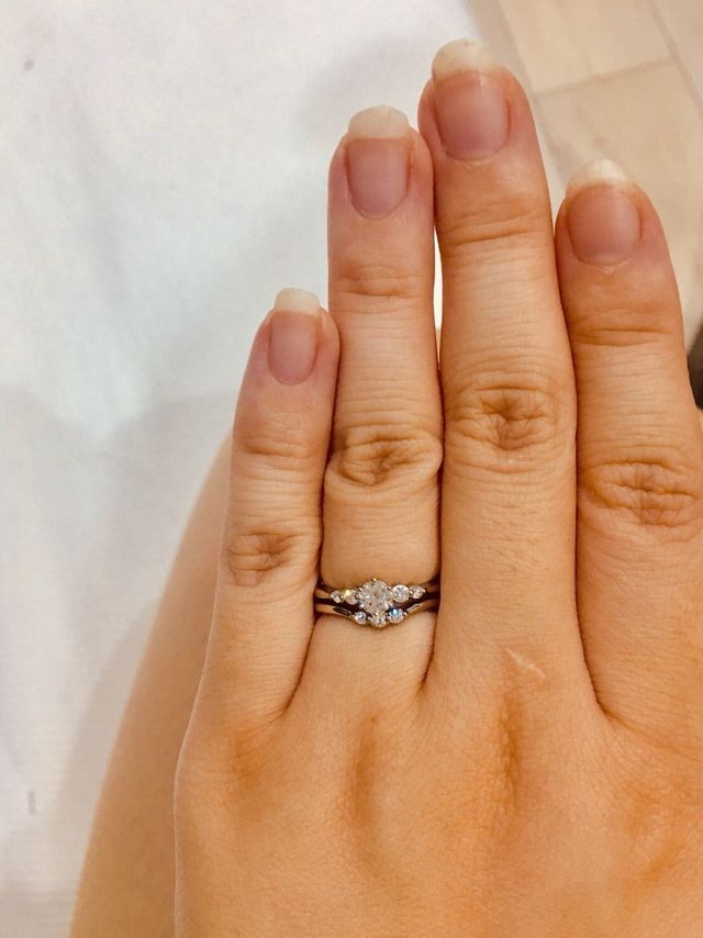 重ね付けされるように作られたデザインで、重ねると華やかです