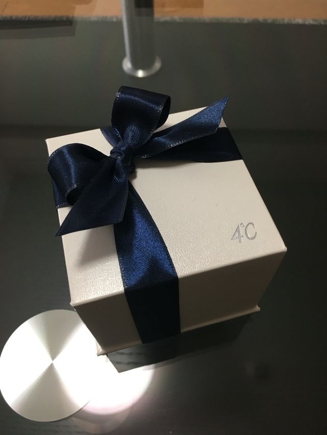 ホワイトボックスに紺色のリボンがキレイでした。