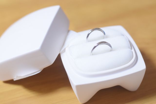 真っ白な陶器のケースです。
