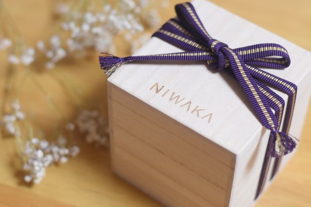 桐箱に真田紐で結ばれています。