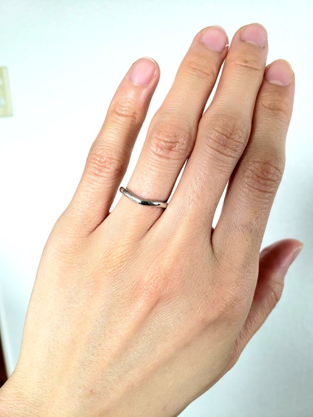 華奢なV字のデザインで、シンプルなタイプの指輪です。