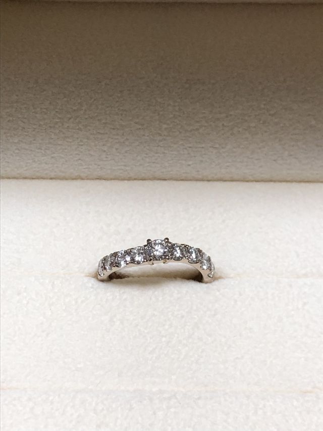 １つの気持ち大きめのダイヤに両側に4個ずつの小さなダイヤ