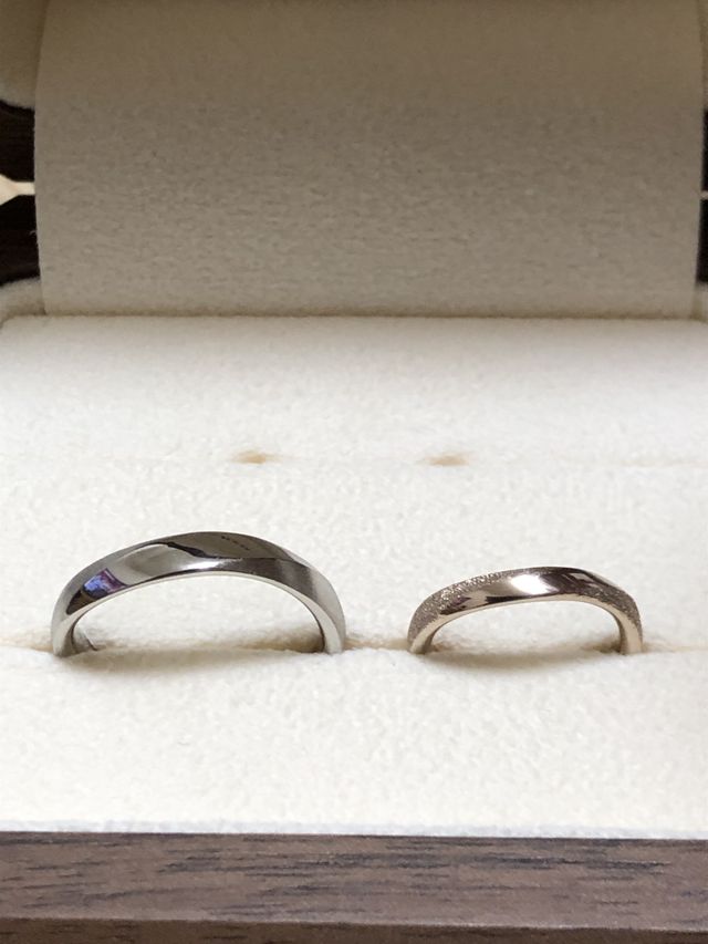 プラチナとコーラルゴールドのリング