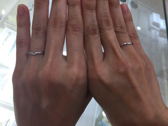 左手がブイラインのもので、右手がダイヤが一つ付いたものです