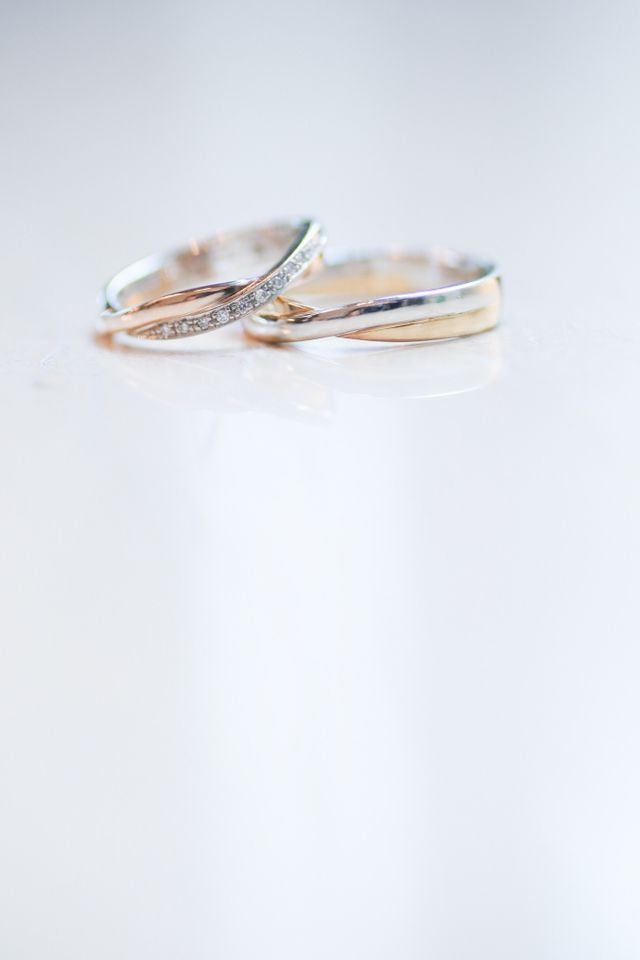 ダイヤが7個。ピンクゴールドとシルバーの指輪です。