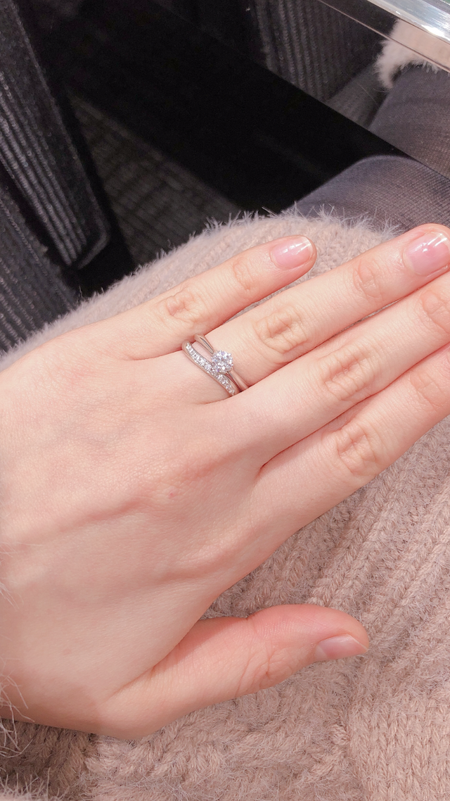 ウェーブもきつすぎず、ストレートの婚約指輪と合わせても自然