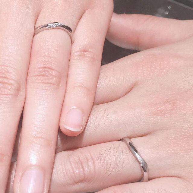 上の手が私で指輪はノクターナル、下が彼でペアリングです。