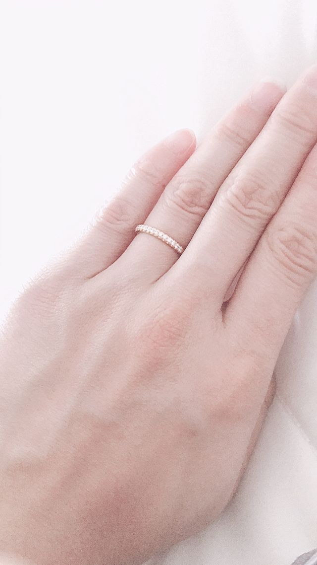 色はゴールド、細め、ダイヤがリングの半分についています。