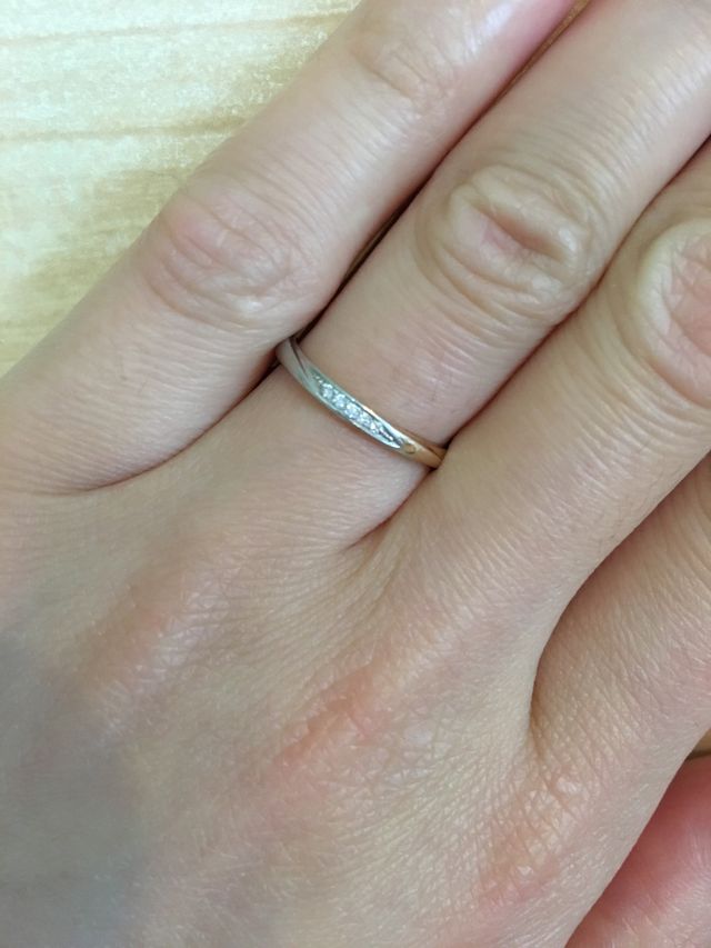 プラチナとピンクゴールドのコンビ、ダイヤ５個のデザイン