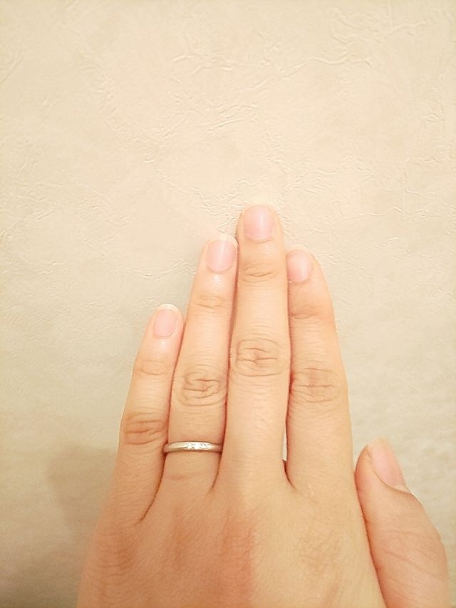 シンプルなストーンが３つ埋め込まれたリングです。