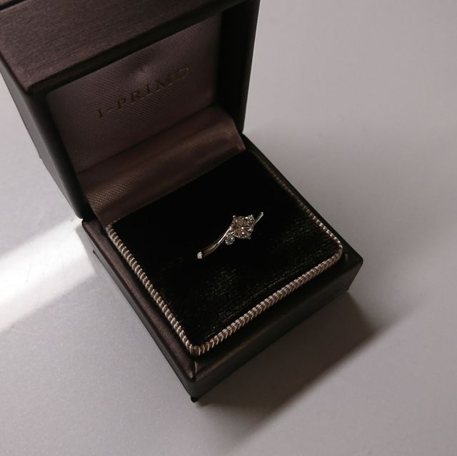 プロポーズ用に購入した、メレダイヤの、婚約指輪です。