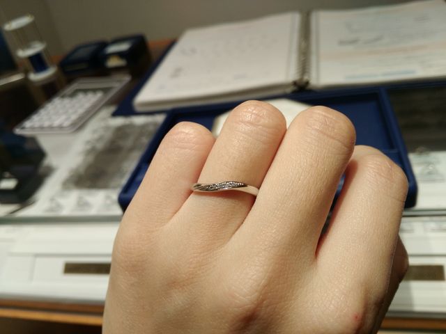 女性用の指輪着用写真