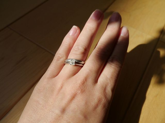 同じブランドの婚約指輪と重ねてもキレイです。