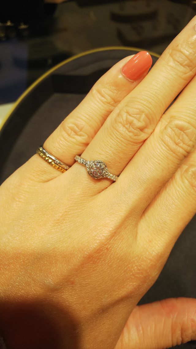 0.3ctで、まわりもキラキラしてるので華やかです。