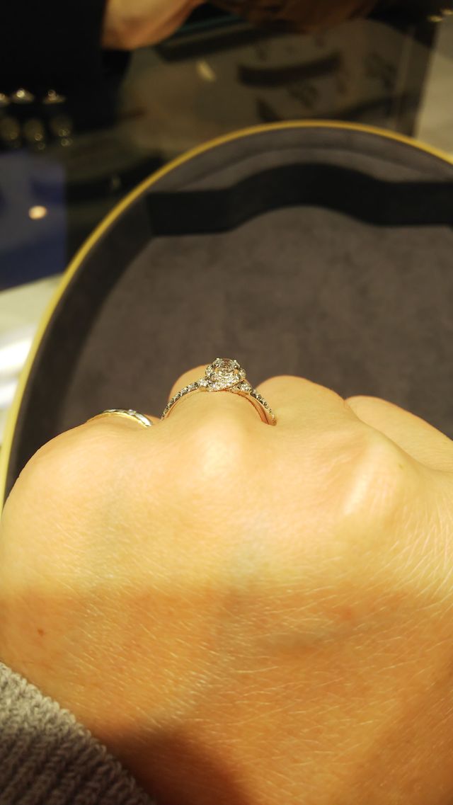 側面もダイヤがきれいです