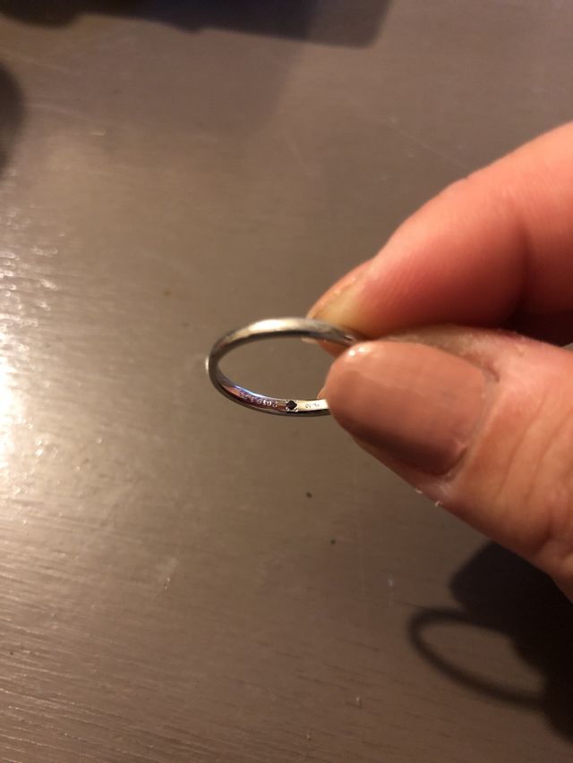 内側に刻印と誕生石が入っています。かなり小さいですが&hellip;。