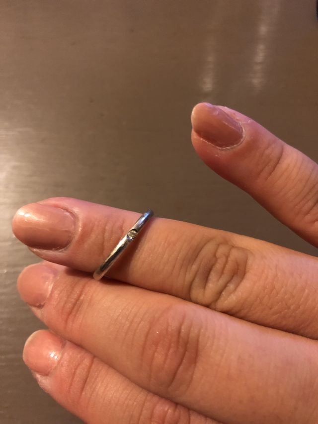 ほどよい厚みで丸みがあり引っかかりがないので着け心地よし。